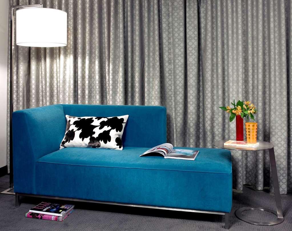Hotel Murano Τακόμα Δωμάτιο φωτογραφία A blue chaise longue