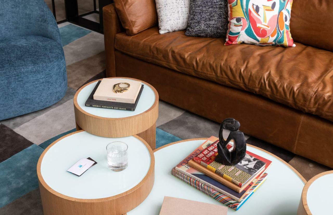Hotel Murano Τακόμα Εξωτερικό φωτογραφία A coffee table with a stack of books